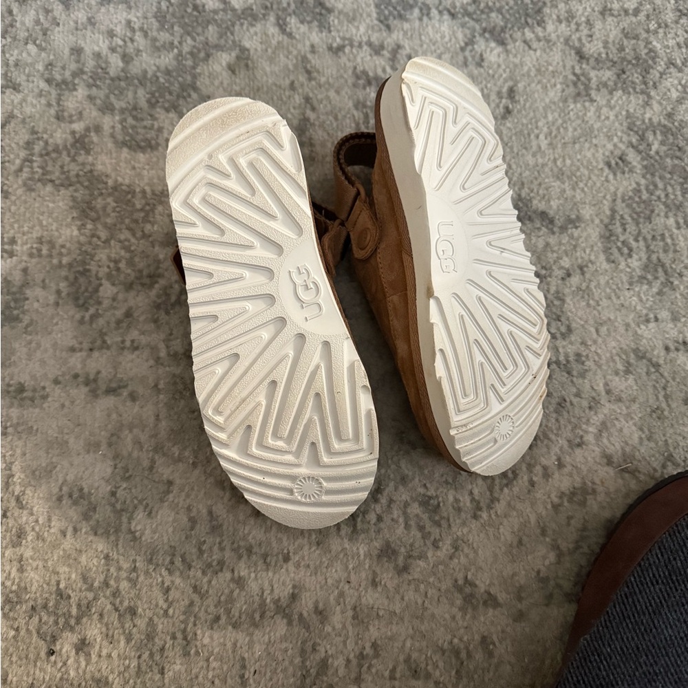 Selling like new Ugg gold star sandles in chestnut color girls size 2.